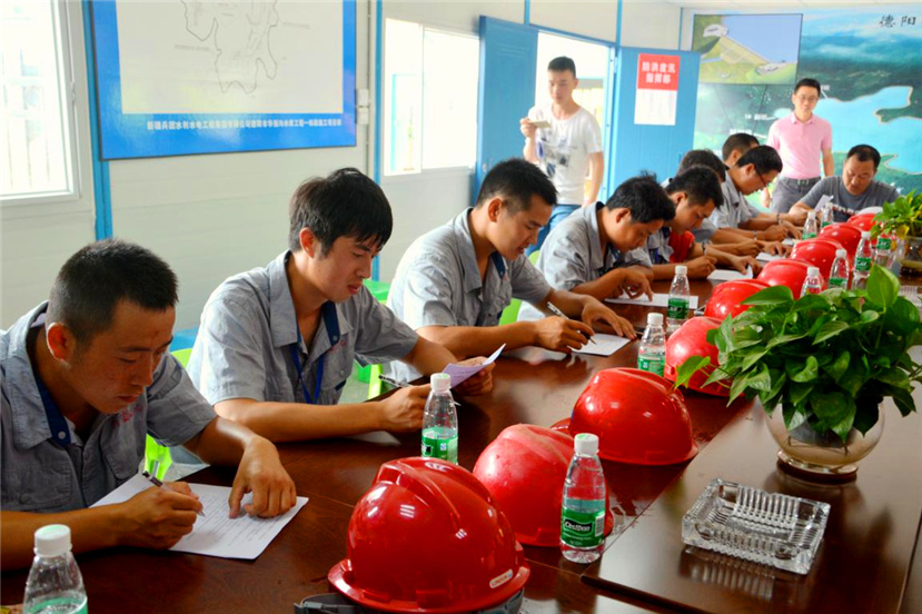 2017年6月23日 華強(qiáng)溝水庫一標(biāo)段工程開展“安全生產(chǎn)月”活動(dòng)1_副本 2017年6月23日 華強(qiáng)溝水庫一標(biāo)段工程開展“安全生產(chǎn)月”活動(dòng)1_副本