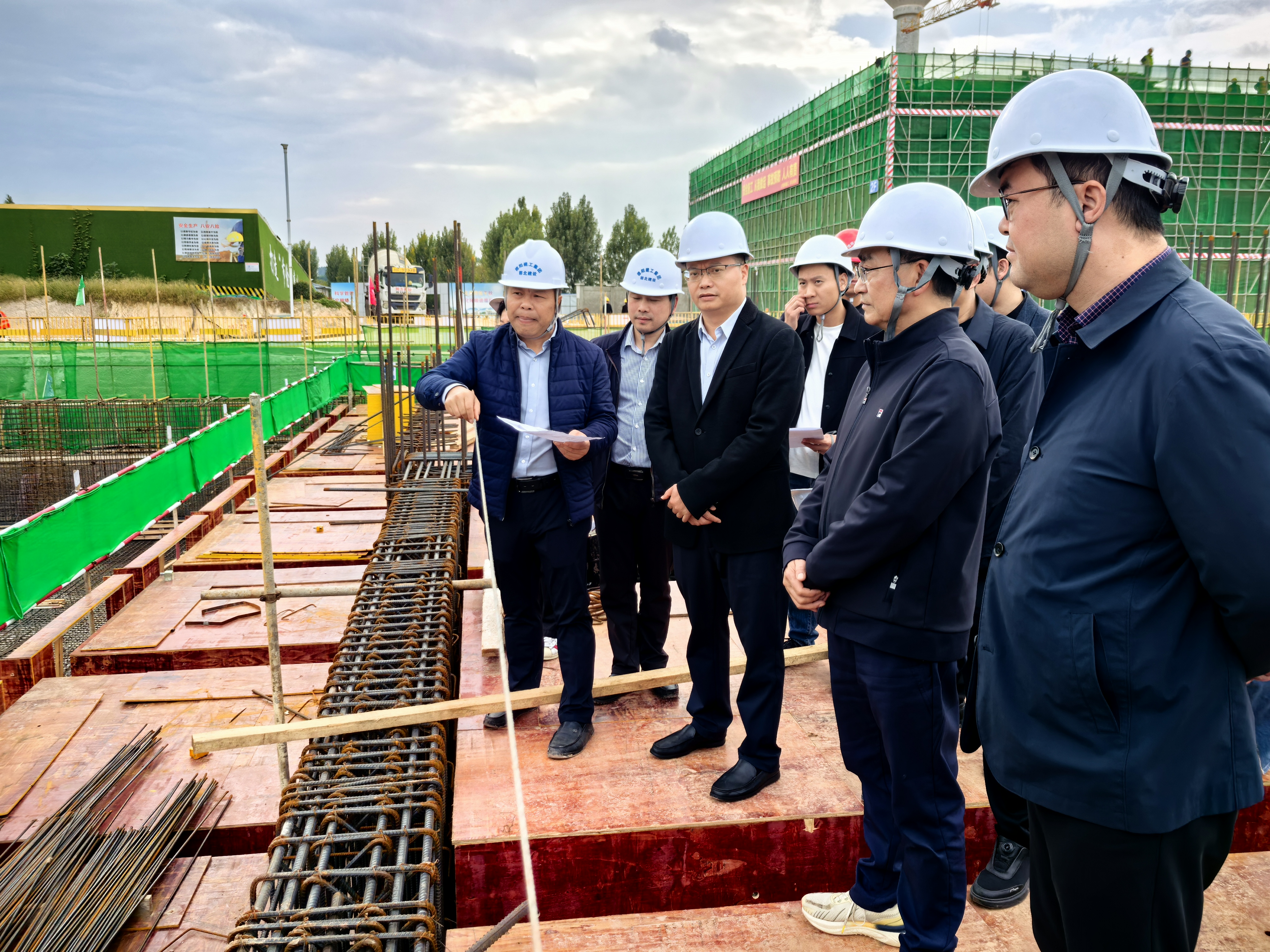 【實(shí)地督導(dǎo)強(qiáng)落實(shí) 沖刺年終保目標(biāo)】德陽(yáng)發(fā)展集團(tuán)黨委書(shū)記、董事長(zhǎng)李強(qiáng)帶隊(duì)赴一線“破題”